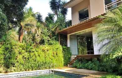 Imagem: A casa em condomínio possui 4 Dormitórios, 1 Banheiro, 4 Vagas