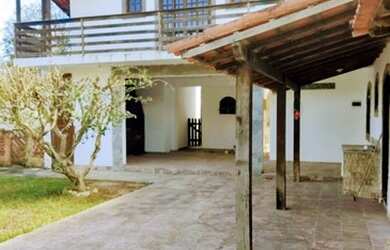 Imagem: A casa possui 3 Dormitórios, 2 Banheiros, 2 Vagas na garagem