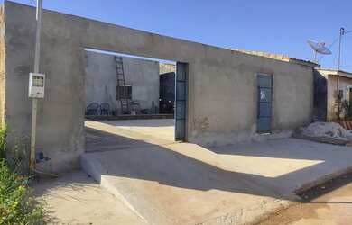 Imagem: A casa possui 2 Dormitórios, 2 Banheiros, 3 Vagas na garagem