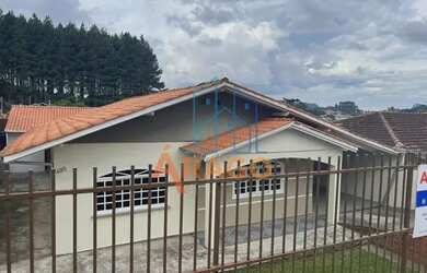 Imagem: A casa possui 4 Dormitórios, 3 Banheiros, 2 Vagas na garagem