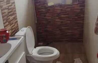 Imagem: A casa possui 3 Dormitórios, 2 Banheiros, 2 Vagas na garagem