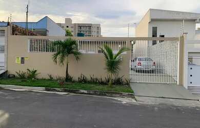 Imagem: A casa possui 3 Dormitórios, 2 Banheiros, 3 Vagas na garagem