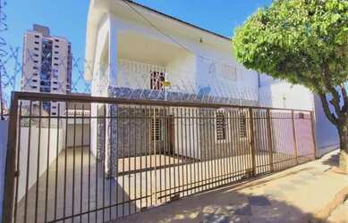 Imagem: A casa possui 5 Dormitórios, 3 Banheiros, 1 Vaga na garagem