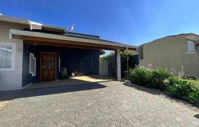 Imagem: A casa em condomínio possui 3 Dormitórios, 1 Banheiro, 4 Vagas