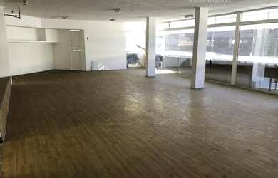 Imagem: A casa possui 5 Dormitórios, 3 Banheiros e 900m² de Área