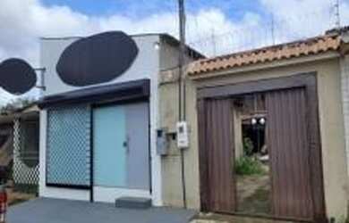 Imagem: A casa possui 4 Dormitórios, 2 Banheiros, 2 Vagas na garagem