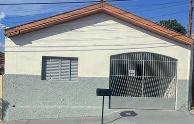 Imagem: A casa possui 3 Dormitórios, 1 Banheiro, 1 Vaga na garagem