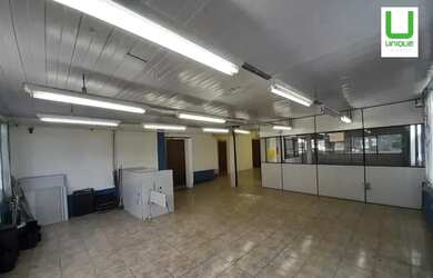 Imagem: O depósito possui 2 Vagas na garagem e 640m² de Área e está