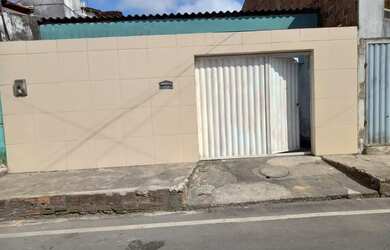 Imagem: A casa possui 2 Dormitórios, 2 Banheiros, 2 Vagas na garagem