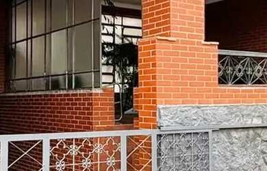 Imagem: A casa possui 5 Dormitórios, 2 Banheiros, 5 Vagas na garagem