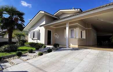 Imagem: A casa possui 3 Dormitórios, 3 Banheiros, 3 Vagas na garagem