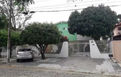 Imagem: A casa possui 4 Dormitórios, 5 Banheiros, 4 Vagas na garagem