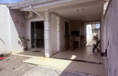 Imagem: A casa possui 2 Dormitórios, 2 Banheiros, 1 Vaga na garagem