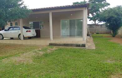 Imagem: A casa possui 3 Dormitórios, 2 Banheiros, 3 Vagas na garagem