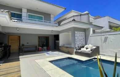 Imagem: A casa em condomínio possui 4 Dormitórios, 5 Banheiros, 3