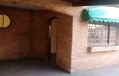 Imagem: A casa possui 2 Dormitórios, 2 Banheiros, 3 Vagas na garagem