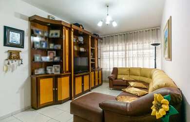 Imagem: A casa possui 4 Dormitórios, 1 Banheiro, 2 Vagas na garagem