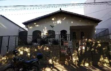 Imagem: A casa possui 3 Dormitórios, 1 Banheiro, 1 Vaga na garagem