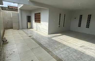 Imagem: A casa possui 3 Dormitórios, 1 Banheiro, 3 Vagas na garagem