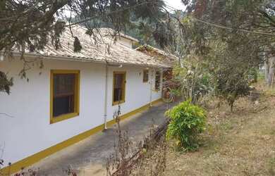 Imagem: A casa possui 4 Dormitórios, 3 Banheiros, 5 Vagas na garagem