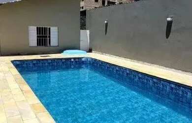 Imagem: A casa possui 2 Dormitórios, 2 Banheiros, 2 Vagas na garagem