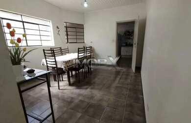 Imagem: A casa possui 4 Dormitórios, 2 Banheiros, 2 Vagas na garagem