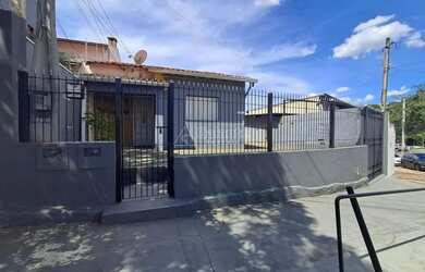 Imagem: A casa possui 2 Dormitórios, 1 Banheiro, 1 Vaga na garagem