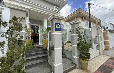 Imagem: A casa possui 3 Dormitórios, 5 Banheiros, 3 Vagas na garagem