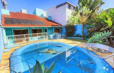 Imagem: A casa possui 4 Dormitórios, 4 Banheiros, 4 Vagas na garagem