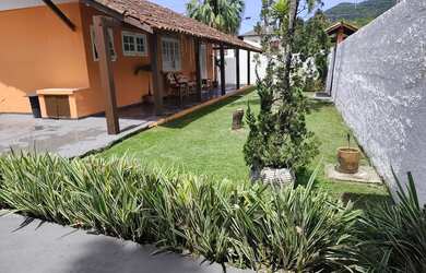 Imagem: A casa possui 2 Dormitórios, 2 Banheiros, 4 Vagas na garagem