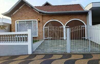 Imagem: A casa possui 3 Dormitórios, 4 Banheiros, 4 Vagas na garagem