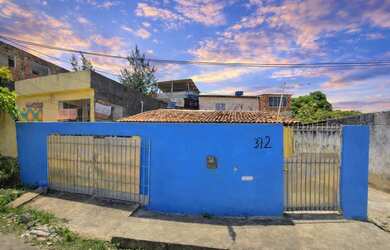 Imagem: A casa possui 2 Dormitórios, 1 Banheiro, 2 Vagas na garagem