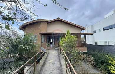 Imagem: A casa em condomínioe possui 3 Dormitórios, 2 Banheiros, 2