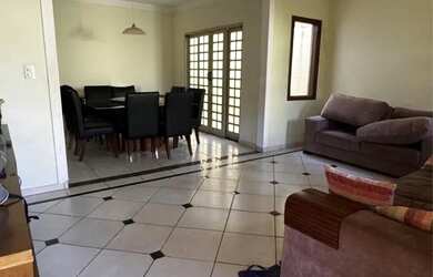 Imagem: A casa possui 3 Dormitórios e 3 Banheiros e está localizado