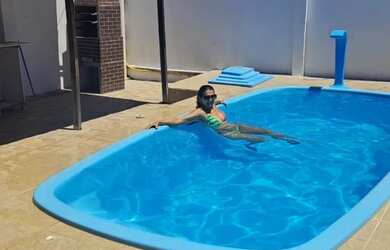 Imagem: A casa possui 3 Dormitórios, Acomodam 20 pessoas e 3 Vagas