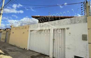 Imagem: A casa possui 3 Dormitórios, 2 Banheiros e está localizado