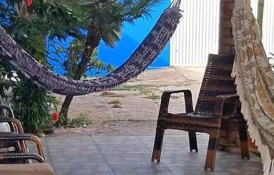 Imagem: A casa possui 3 Dormitórios, Acomodam 25 pessoas, 4 Vagas na