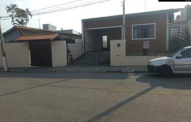 Imagem: A casa possui 5 Dormitórios, 3 Banheiros, 2 Vagas na garagem