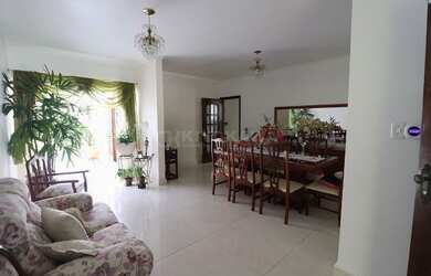 Imagem: A casa possui 3 Dormitórios, 3 Banheiros, 2 Vagas na garagem