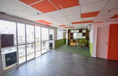 Imagem: O depósito possui 5 Vagas na garagem, 219m² de Área e está