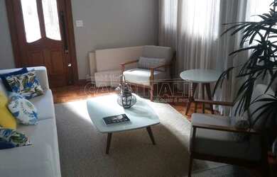 Imagem: A casa possui 3 Dormitórios, 2 Banheiros, 1 Vaga na garagem