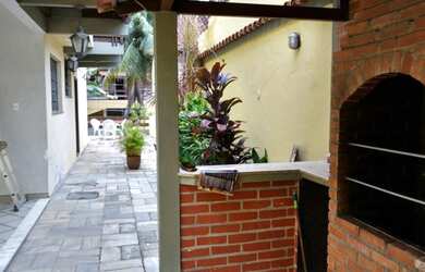 Imagem: A casa em condomínio possui 5 Dormitórios, 4 Banheiros, 4