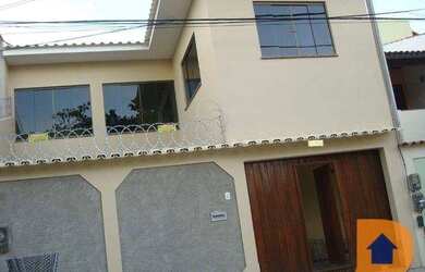 Imagem: A casa possui 3 Dormitórios, 2 Banheiros, 2 Vagas na garagem