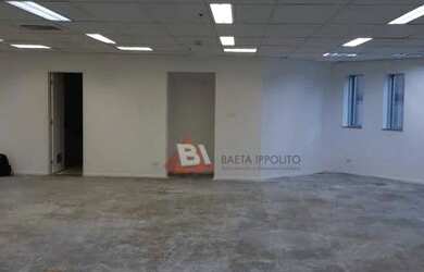 Imagem: O depósito possui 5 Vagas na garagem, 245m² de Área e está