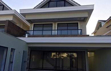 Imagem: A casa em condomínio possui 4 Dormitórios, 5 Banheiros, 2