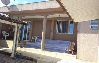 Imagem: A casa possui 3 Dormitórios, 2 Banheiros, 4 Vagas na garagem