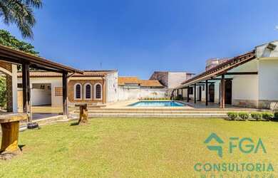 Imagem: A casa possui 5 Dormitórios, 3 Banheiros, 4 Vagas na garagem