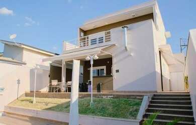 Imagem: A casa em condomínio possui 3 Dormitórios, 1 Banheiro, 4 Vagas