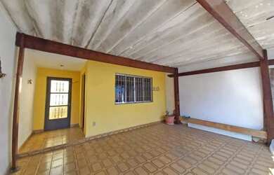 Imagem: A casa possui 2 Dormitórios, 2 Banheiros, 2 Vagas na garagem