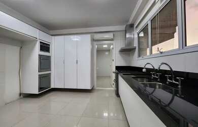 Imagem: O apartamento possui 5 Dormitórios, 5 Banheiros, 5 Vagas na